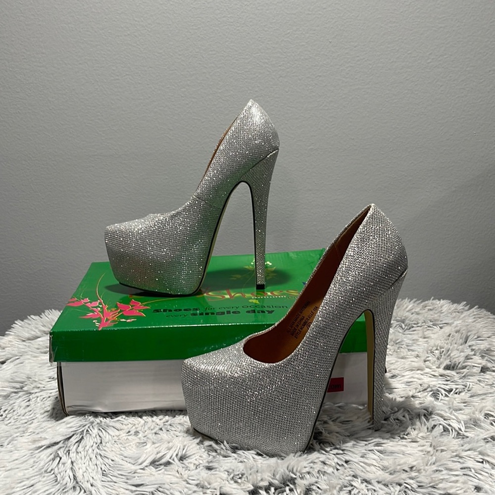 Vintage Daily Shoes high hills silver pumps size 6